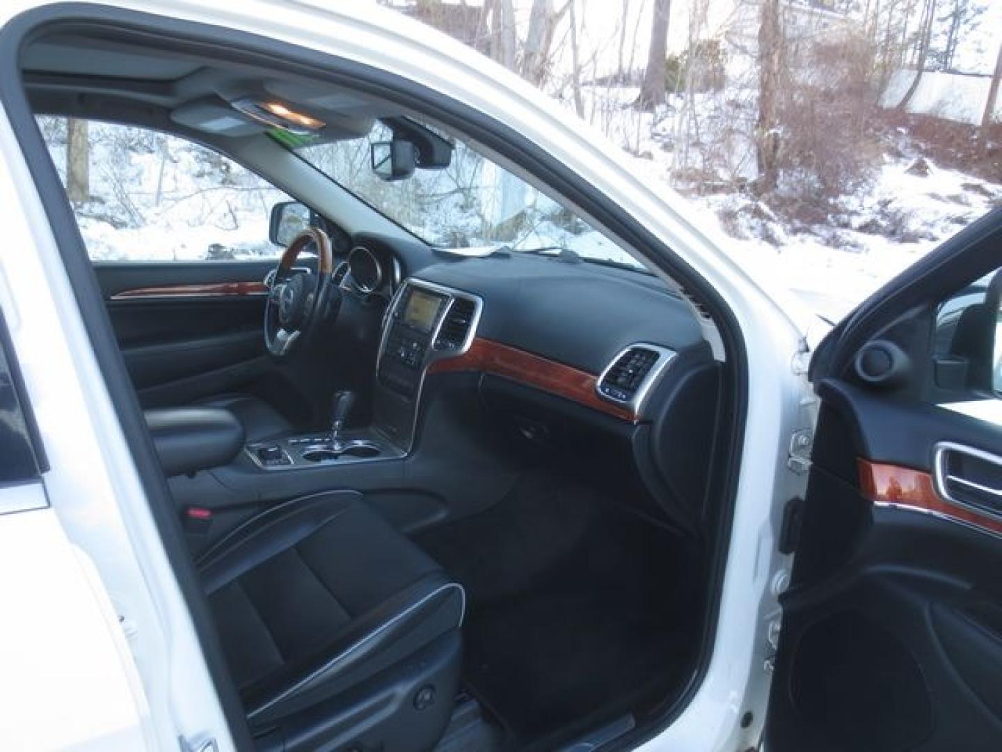 2011 White /Black Jeep Grand Cherokee Overland (1J4RR6GT1BC) with an 5.7L v8 engine, Automatic transmission, located at 270 US Route 6, Mahopac, NY, 10541, (845) 621-0895, 41.349022, -73.755280 - Photo#10